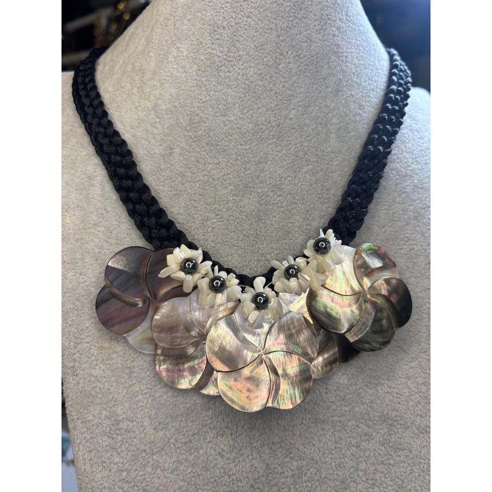 #9. Artisan Lux Shell Floral Necklace - Picture 2 of 5